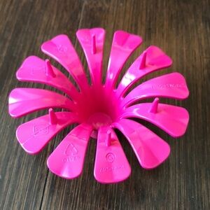 Tupperware pink flower cake divider. Brand new!